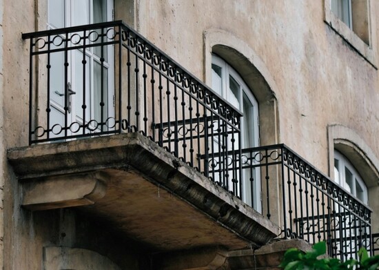 Металлические ограждения для балкона: назначение и изготовление.
